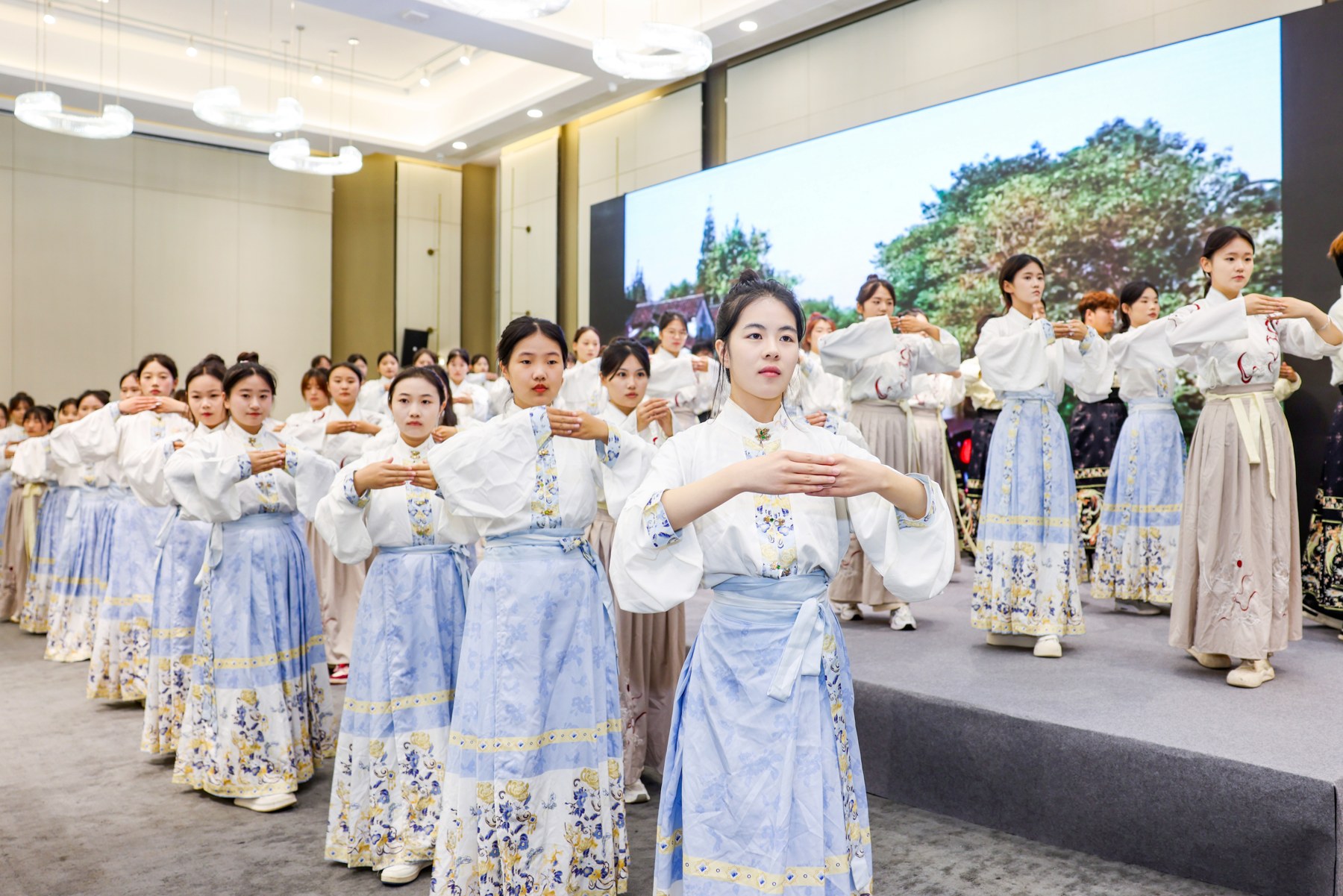 学院学生参加文化活动，展示传统服饰与文化创意